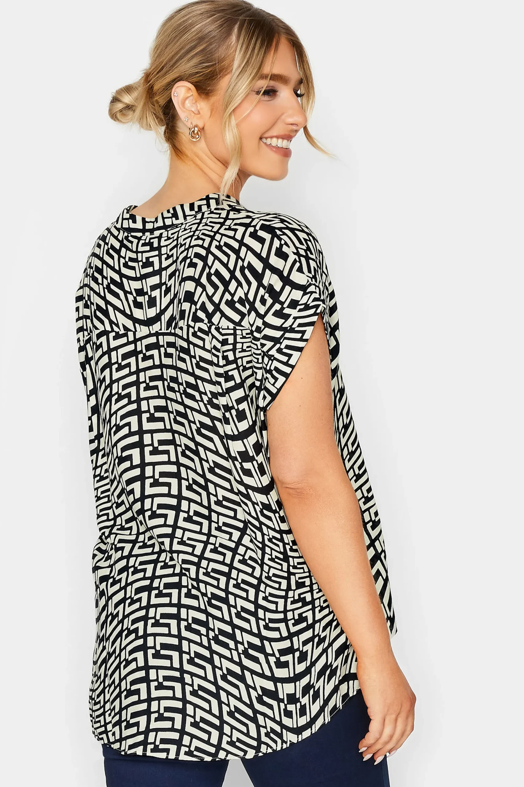 M&Co Womens White Geometric Print Short Sleeve Shirt>Women Short Sleeve Tops