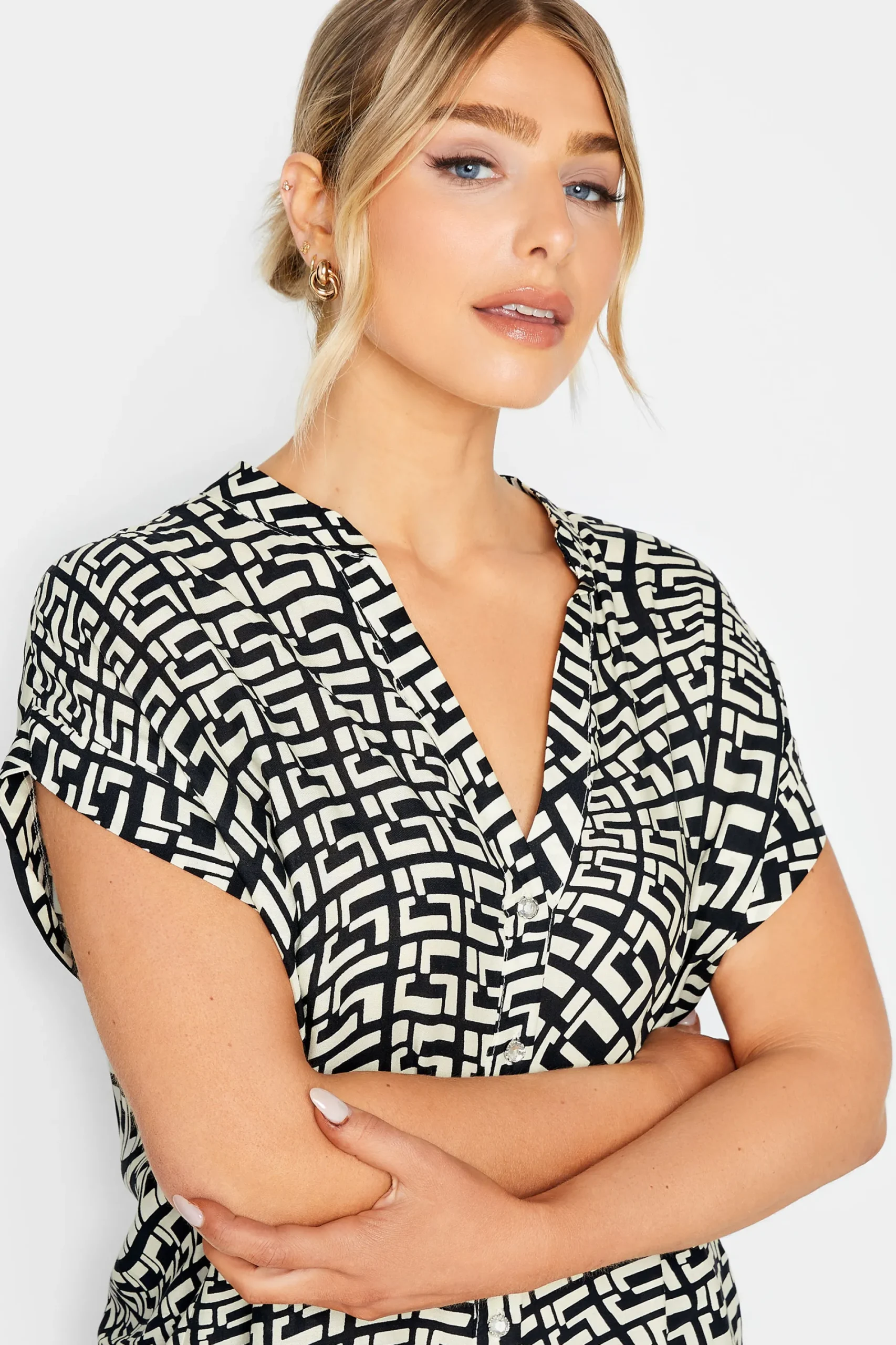 M&Co Womens White Geometric Print Short Sleeve Shirt>Women Short Sleeve Tops