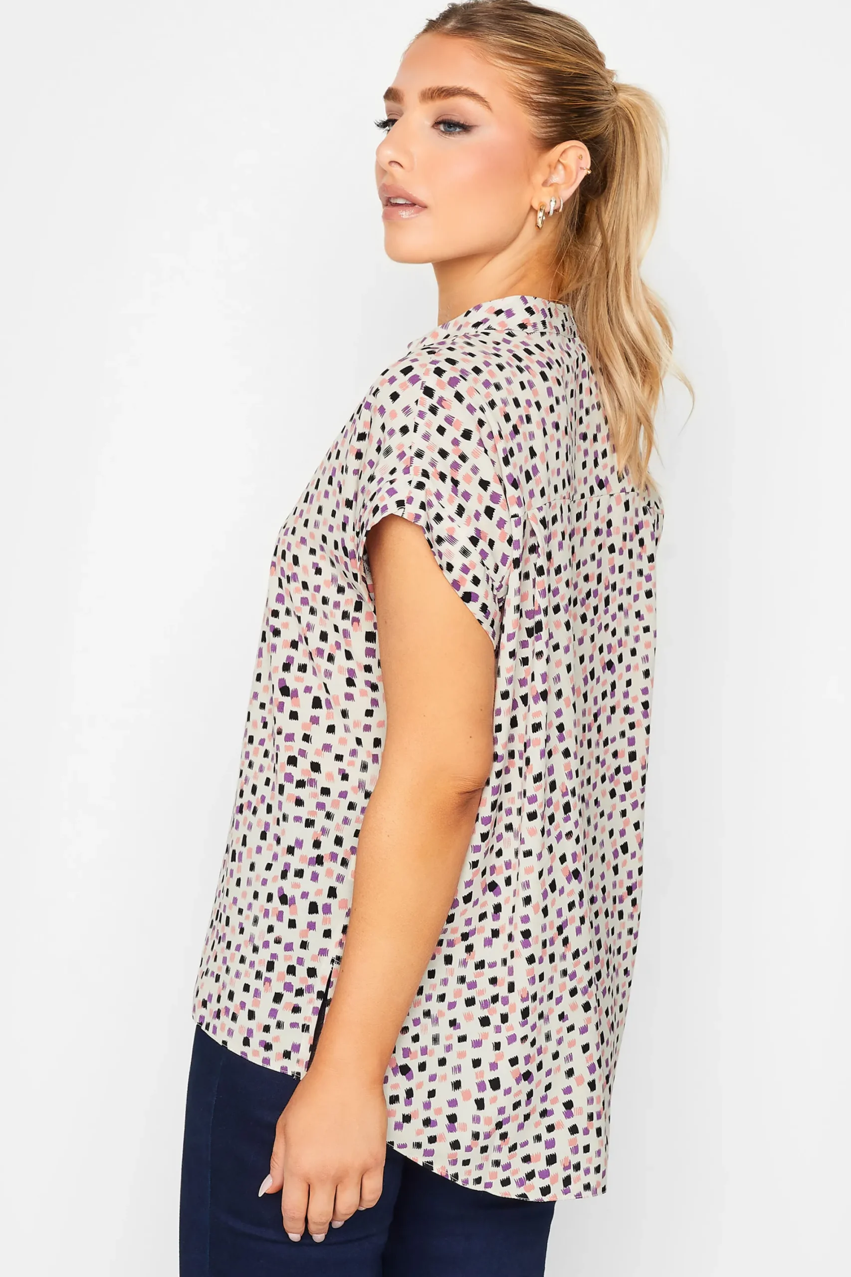 M&Co Womens White Spot Print V-Neck Blouse>Women Short Sleeve Tops